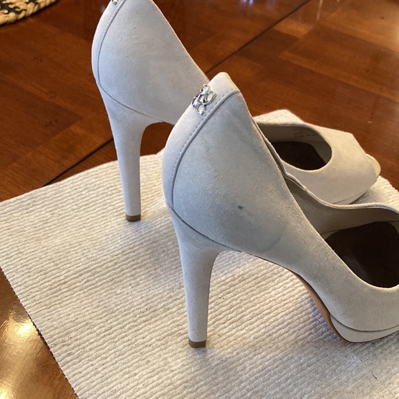 COACH LIGHT GRAY SUEDE LEATHER SELMA HEELS. NEVER WORN. GORGEOUS! SIZE 7.  NWOT - Picture 9 of 13